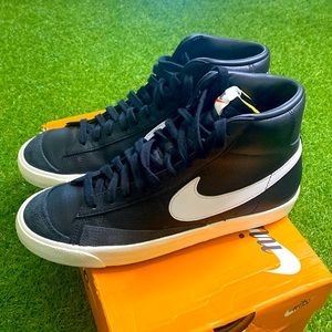 Nike Blazer Mid 77’ VNTG mens size 9 original Box only worn 2 times